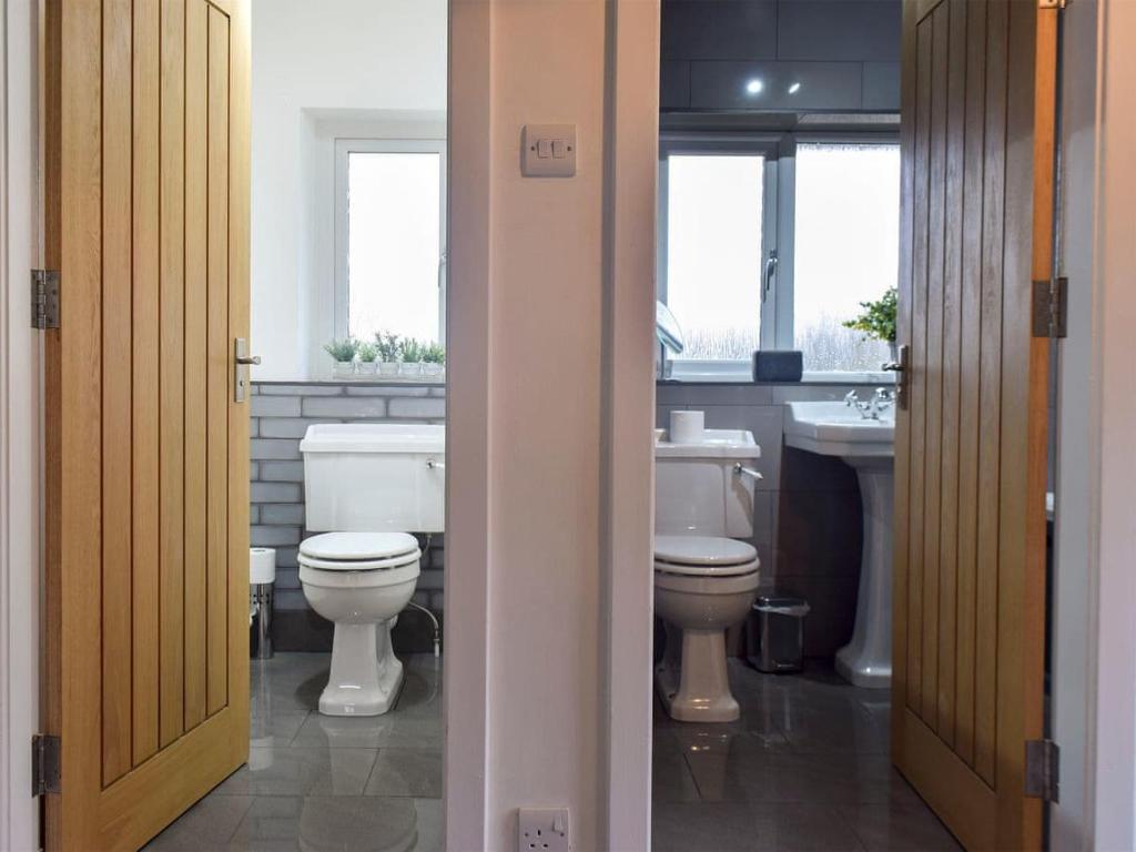 Hillside Cottage room 3